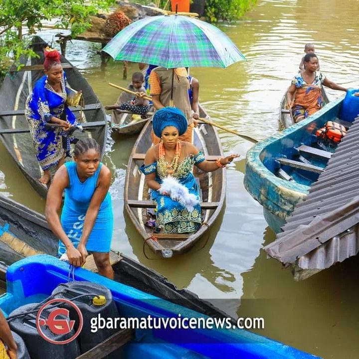 [PHOTOS] Asiayei, GbaramatuVoice Managing Editor, Makes History, Performs Traditional Marriage Rites Inside Canoe