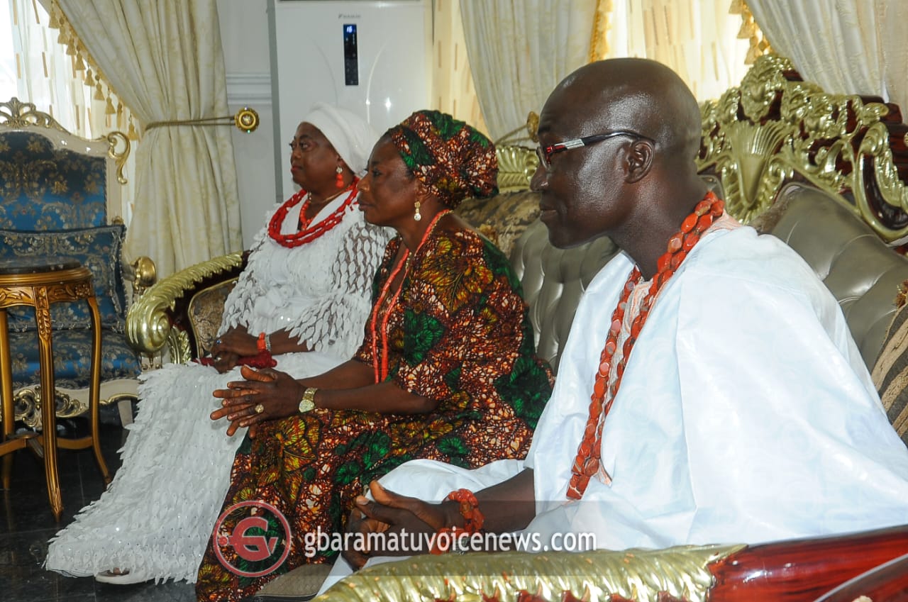 [PHOTOS] Yoruba monarch pays royal homage to Pere of Gbaramatu kingdom