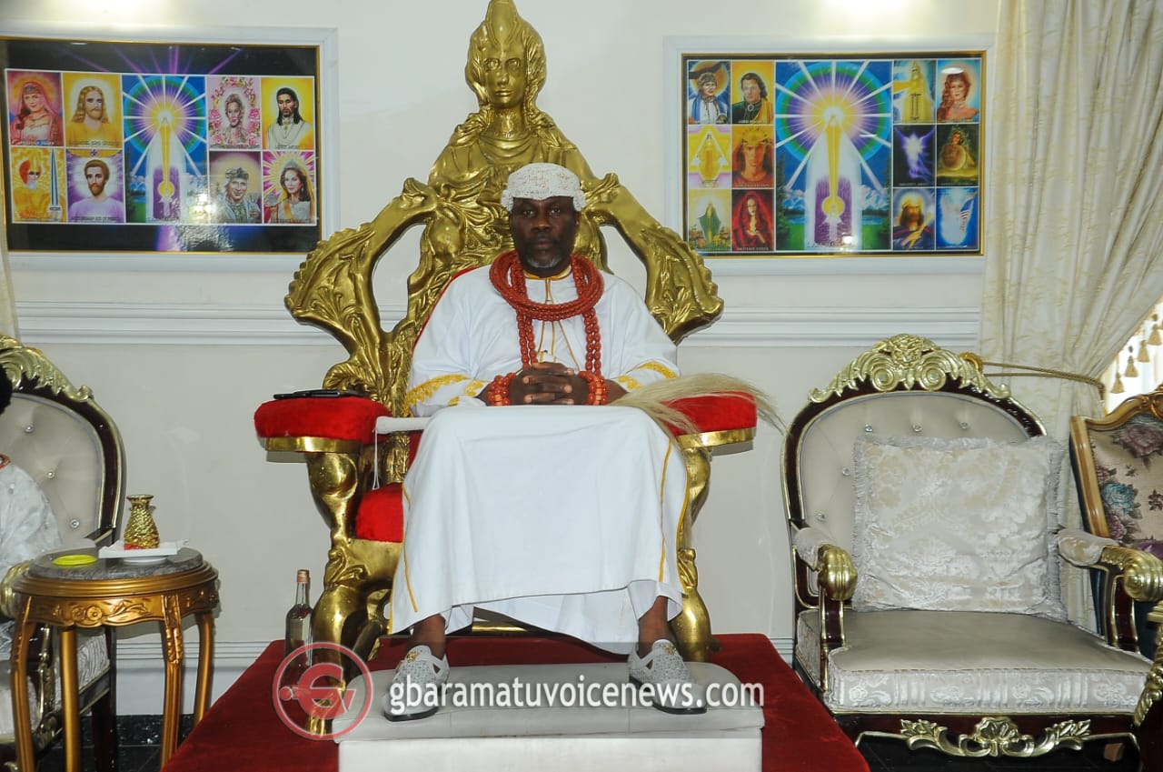 [PHOTOS] Yoruba monarch pays royal homage to Pere of Gbaramatu kingdom