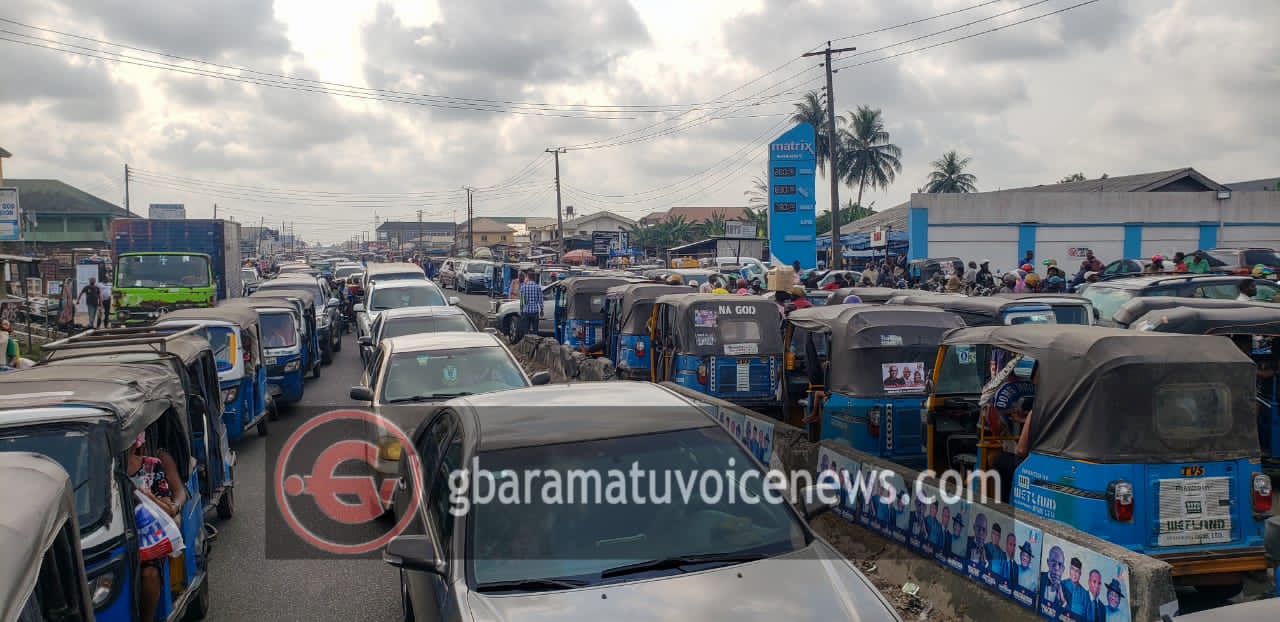 [PHOTOS] Fuel scarcity worsens in Warri as filling stations shutdown