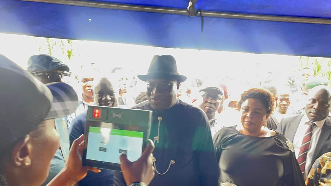 [PHOTOS] Former President Jonathan, wife, mother vote in Otuoke