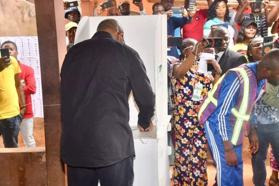 The Labour Party (LP) presidential candidate, Peter Obi has cast his vote at polling unit 19 in the Agulu area of the Aniocha Local Government Area of Anambra State in Nigeria’s South-East geopolitical zone.