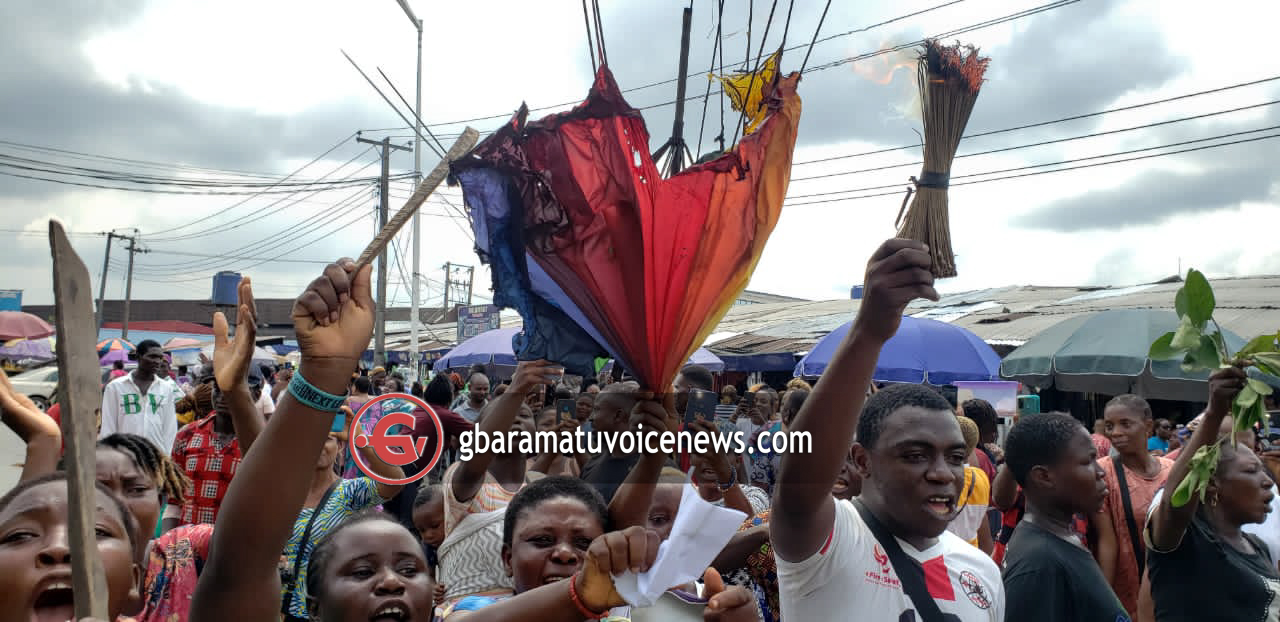 BREAKING: Protest rocks Warri as traders shutdown banks over scarcity of new Naira notes (PHOTOS)
