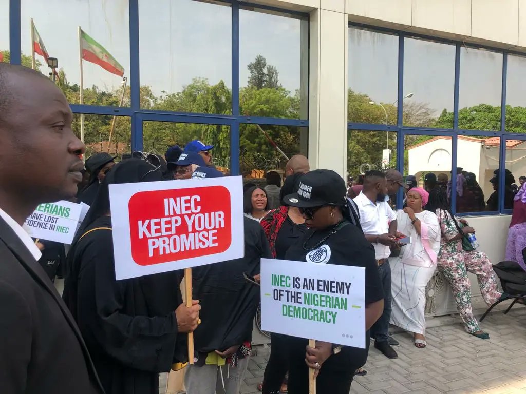 PRESIDENTIAL POLL: Atiku, PDP leaders, supporters storm INEC Headquarters in Abuja