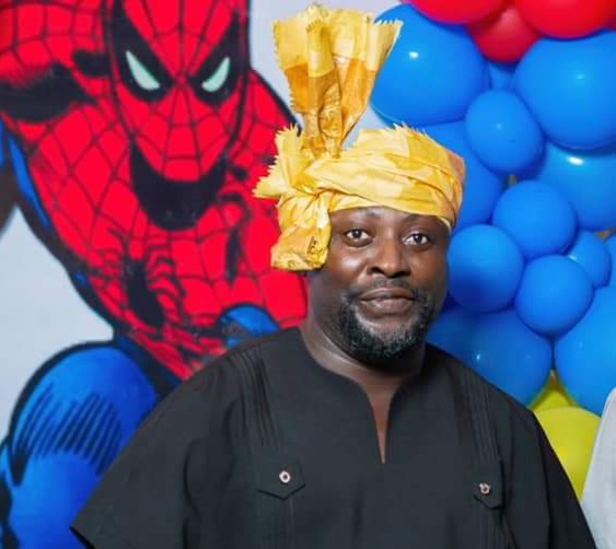 Warri-based socialite causes stir as he attends birthday ceremony on gele, clad with female hand bag