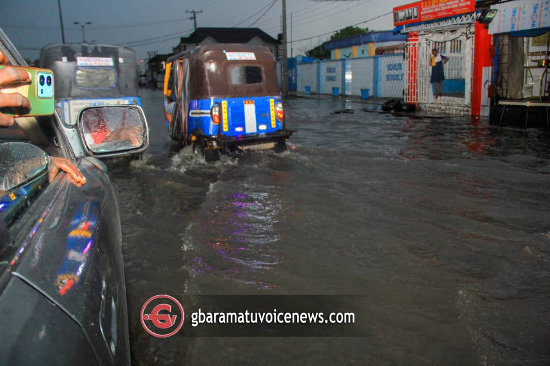 PHOTO NEWS: Heavy downpour leaves Effurun flooded as motorists, commuters groan