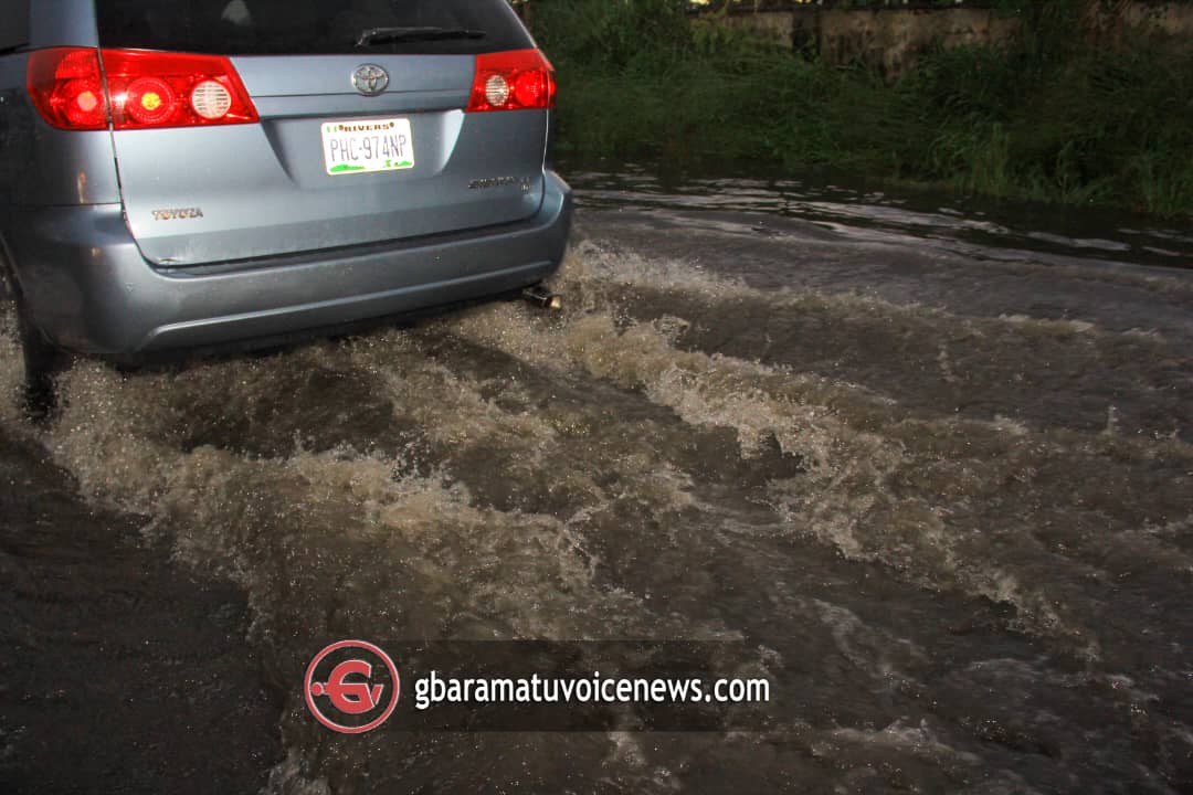 PHOTO NEWS: Heavy downpour leaves Effurun flooded as motorists, commuters groan