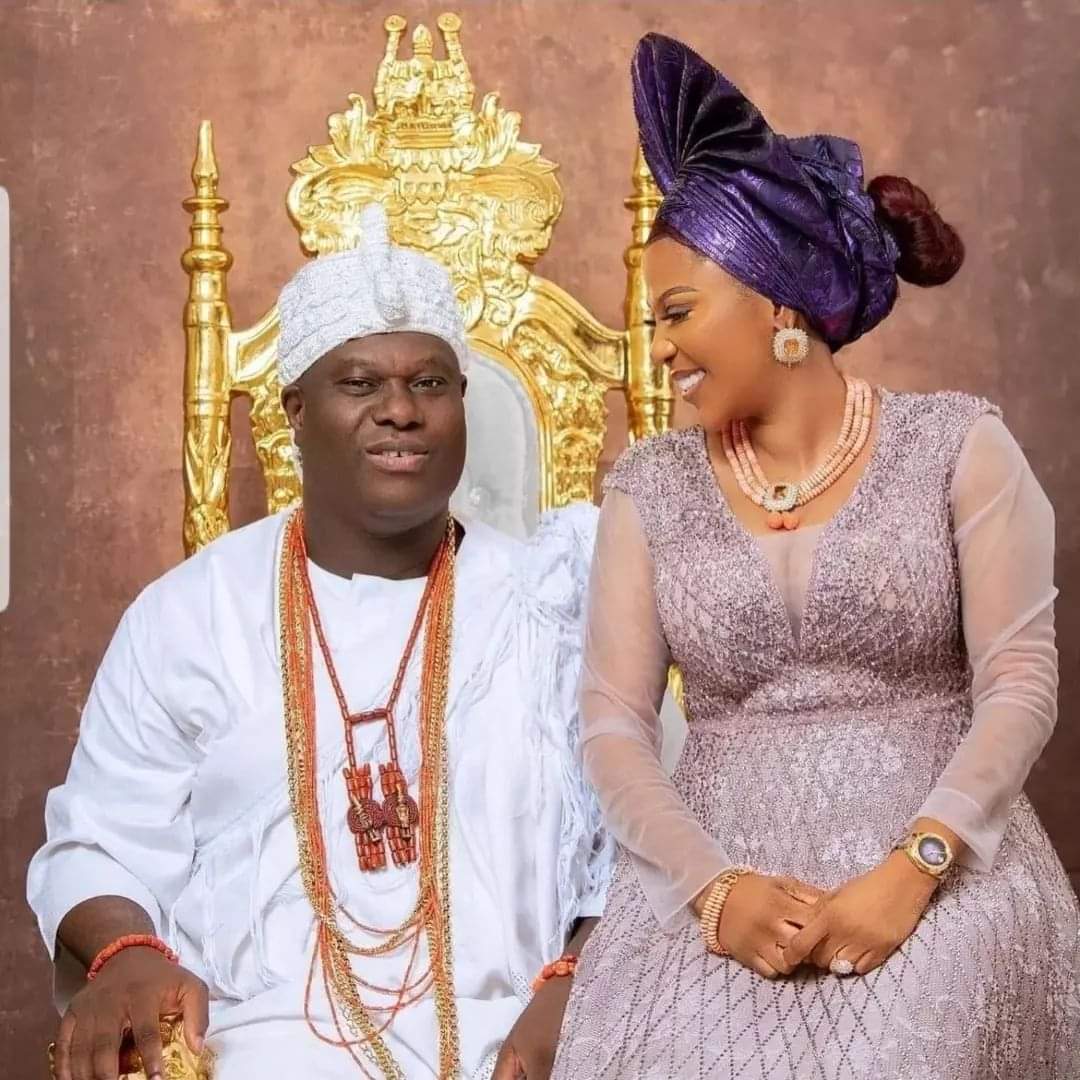 The Ooni of Ife, Oba Adeyeye Enitan Ogunwusi, has unveiled his latest wife, Opeoluwa Elizabeth Akinmuda.The king reportedly took his sixth wife sometime in May and is set to officially welcome her into his Royal Palace of Oodua in Ile-Ife.

Invitations for the Thanksgiving service and reception of the new queen have all reportedly been sent out. Top dignitaries are expected to attend this grand event. The event is scheduled to hold on Saturday 20th May 2023.

The event will be preceded by the traditional entry of the Queen into the ancient Ife Oodua Palace of Ile-Ife this Thursday.

The couple reportedly tied the knot on May 10th, 2023.

Recall Oba Enitan Adeyeye, is already married to five other women namely; Olori Mariam, Olori Tobi Phillips Ogunwusi, Princess Ashley Adegoke, Princess Ronke Ademiluyi and Temitope Adesegun