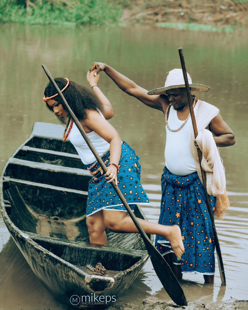 LOVE IN A CANOE: Bayelsa journalist, Onitsha releases exciting pre-wedding photos