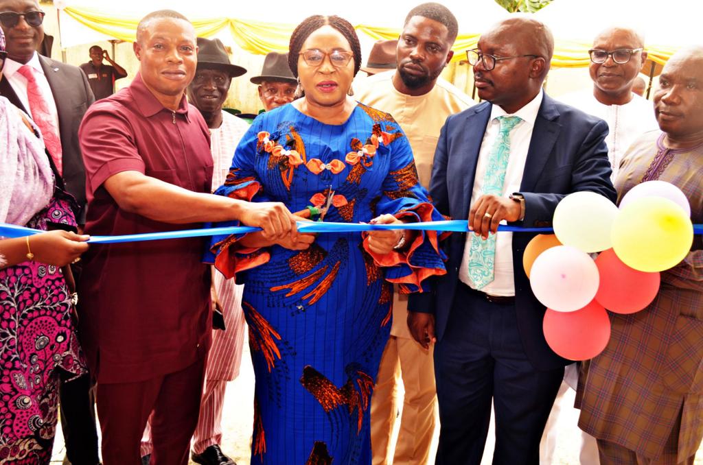 Representative of the Rivers State Commissioner for Health cutting the tape to commission the Chest clinic at Eleme donated by Chevron and the Agbami parties